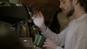 准备牛奶咖啡壶的咖啡师6秒视频