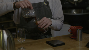 使用滴灌冲泡咖啡的咖啡师10秒视频