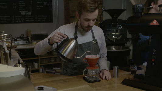 咖啡师使用咖啡过滤器制作咖啡视频