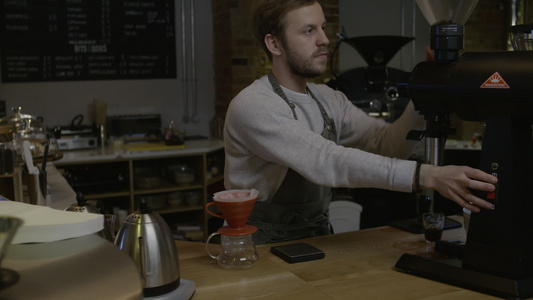 使用咖啡机制作咖啡的咖啡师视频