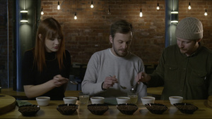 三个年轻咖啡品尝师品尝咖啡7秒视频