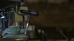 咖啡机往咖啡杯里流咖啡9秒视频