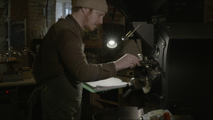 男人记录检查机器里的咖啡9秒视频