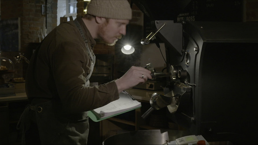 工人检查机器里的咖啡视频