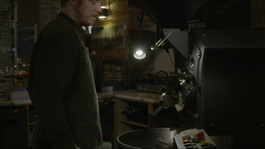 男工人记录咖啡机器的数据视频