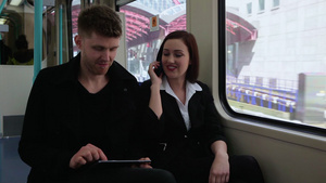火车上打电话聊天的男人和女人12秒视频