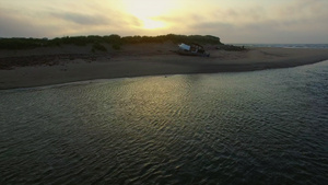 海滩上的沉船与海面景观46秒视频