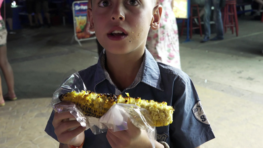 小男孩吃玉米在鳕鱼上视频