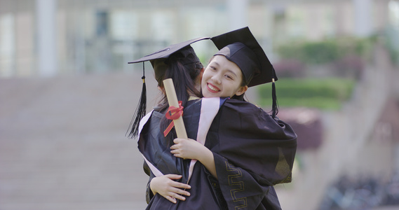 8K穿着学士服的女生拥抱在一起视频