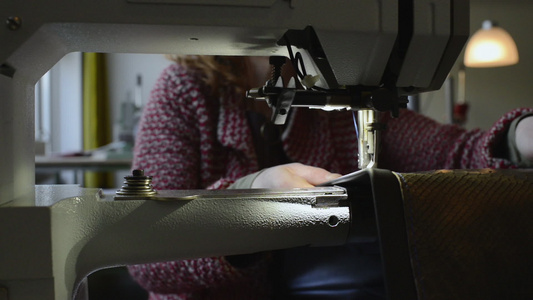 成熟的女人使用皮革缝纫机视频