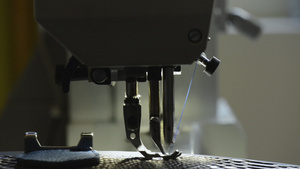 工人使用皮革缝纫机工作30秒视频