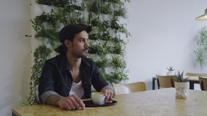 咖啡馆里坐在喝咖啡的男人15秒视频