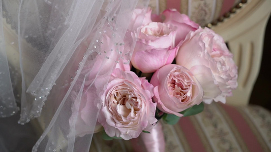 粉红色的玫瑰花束新娘的婚礼花束新婚夫妇的早晨准备卧室视频