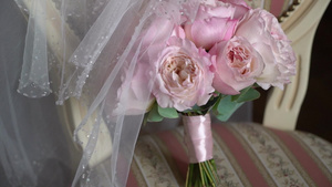 粉红色的玫瑰花束新娘的婚礼花束新婚夫妇的早晨准备卧室6秒视频