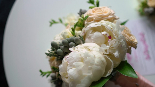 白色和粉红色的牡丹和玫瑰花束新娘的婚礼花束新婚夫妇视频