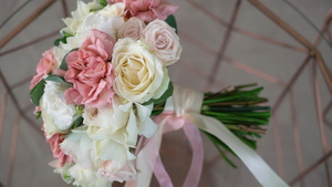 白色和粉红色的玫瑰花束新娘的婚礼花束新婚夫妇的早晨13秒视频