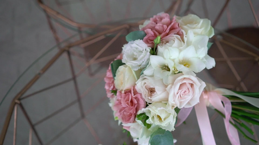 白色和粉红色的玫瑰花束新娘的婚礼花束新婚夫妇的早晨视频