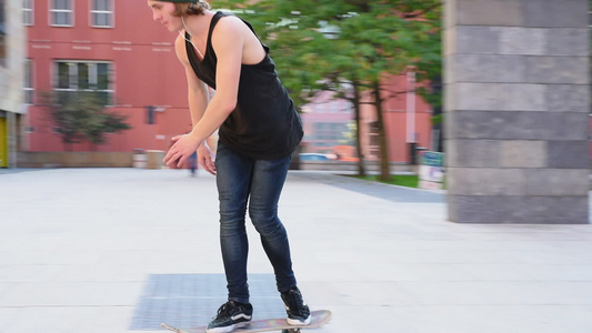小伙子在广场玩滑板特技视频