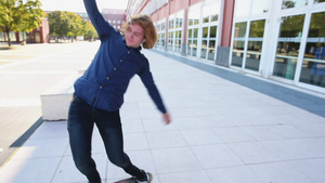 年轻人使用滑板特技做帅气转身7秒视频