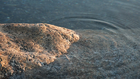 新疆赛里木湖水面波纹石头视频