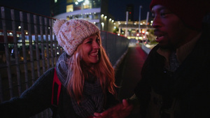 年轻情侣在夜晚的街道上聊天11秒视频