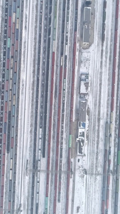 大雪中的火车轨道垂直航拍火车站站台视频