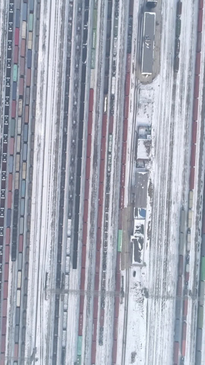大雪中的火车轨道垂直航拍火车站站台6秒视频