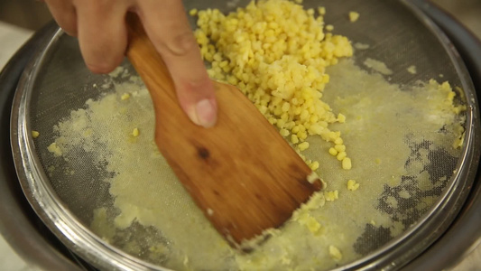 制作豆沙豌豆黄视频