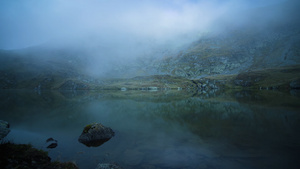 云雾下山中的湖20秒视频