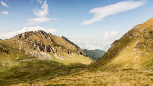 阳光云层下山地景观视频