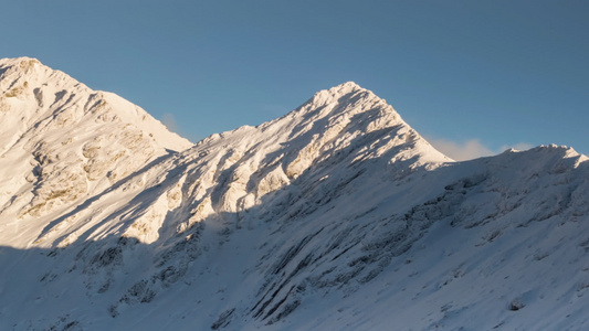 冬天阳光下宁静的雪山视频