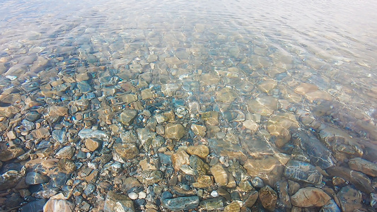 湖水波纹水面水底石头鹅卵石素材背景视频