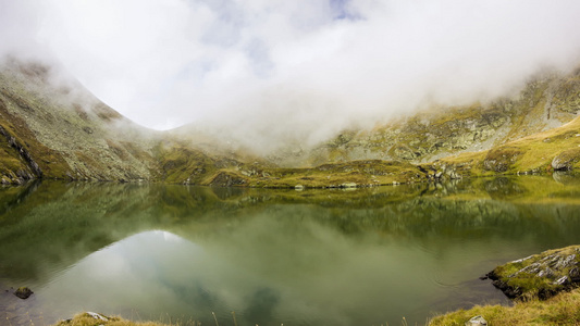 山中的湖水景观视频