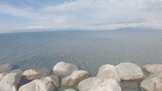 赛里木湖湖水景色自然风光视频