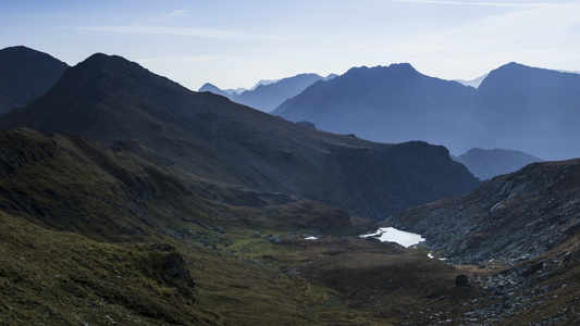 群山中的山谷风景视频