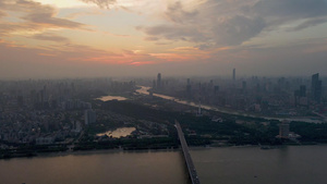航拍晚霞天的武汉长江大桥和电视塔50秒视频