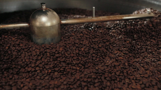 咖啡厂加工晾晒咖啡豆视频