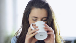 女孩安静的喝咖啡7秒视频