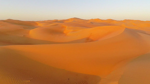 航拍金黄色的沙漠景观8秒视频
