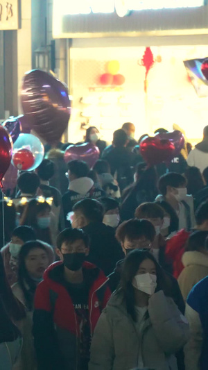 城市步行街节日氛围夜晚购物逛街人潮汹涌街景素材节日素材59秒视频