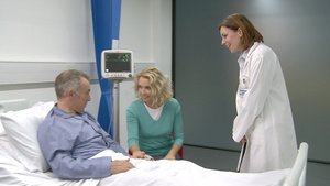 女医生与病人和他的妻子交谈17秒视频
