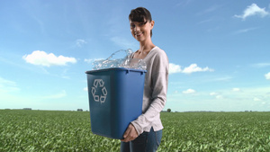 田野里的女人带着装满塑料瓶的回收箱9秒视频