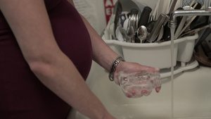 孕妇洗奶瓶的特写18秒视频