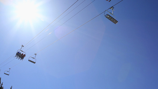 滑雪缆车和天空的低角度视图有阳光的视频