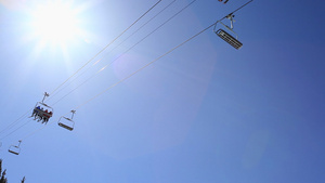 滑雪缆车和天空的低角度视图有阳光的12秒视频