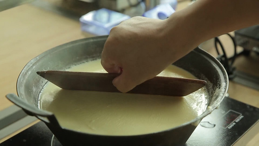 煮豆浆挑豆皮制作腐竹豆制品视频