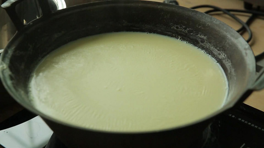 煮豆浆挑豆皮制作腐竹豆制品视频