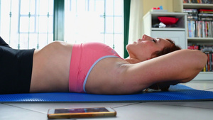 女子在瑜伽垫上锻炼身体10秒视频