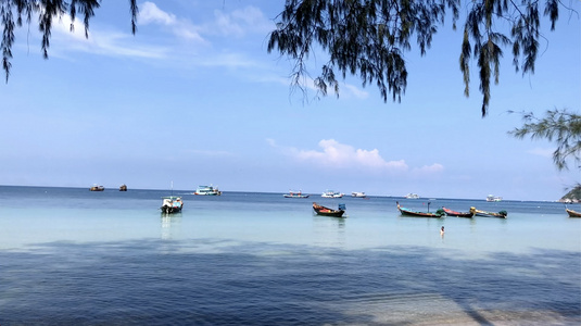 延时国外旅行海边渔船天空视频