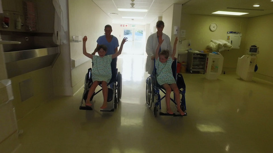 带孩子坐在轮椅上的护士视频